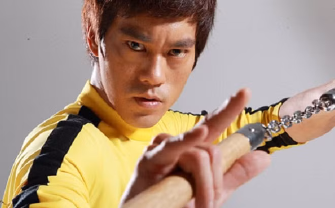 Một số nguyên nhân về cái chết của Lý Tiểu Long đã được liệt kê như ngôi sao võ thuật này chết vì “thượng mã phong”, bị cao thủ điểm huyệt hay chết đột ngột vì luyện công quá độ. Cái chết của Lý Tiểu Long lại càng bí ẩn hơn khi quan tài của huyền thoại võ thuật chuyển từ Hong Kong đến Mỹ được phát hiện có 9 vết xước bí ẩn trên nắp mà trước đó hoàn toàn không có.