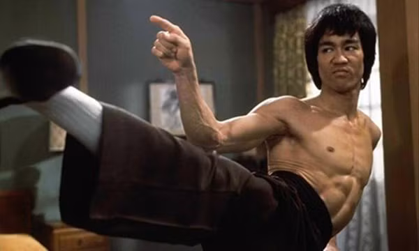 Cho đến nay, chưa có người nào đưa ra được kết luận chính xác về nguyên nhân cái chết của Lý Tiểu Long. Khi con trai của Lý Tiểu Long qua đời thì một giả thuyết mới lại được đưa ra cho rằng có một lời nguyền nhắm vào gia đình họ Lý.