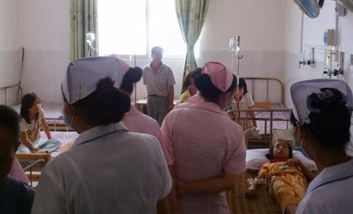 Cụ thể, vào tháng 9/2014, 17 học sinh của hai trường tiểu học Tongxincun và Dashu ở huyện Đằng, thuộc khu tự trị dân tộc Choang Quảng Tây phải nhập viện vì có dấu hiệu đau bụng và mệt mỏi sau khi ăn các suất ăn sáng của trường. Ngay sau khi xảy ra vụ việc, các em học sinh đã phải nhập viện để điều trị ngộ độc thức ăn.