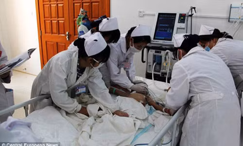 An toàn thực phẩm tại các trường học trên thế giới, trong đó có Trung Quốc là vấn đề được dư luận vô cùng quan tâm sau khi nhiều trường hợp ngộ độc thức ăn được ghi nhận. Thậm chí, một số vụ bê bối thực phẩm có trường hợp học sinh mầm non tử vong.