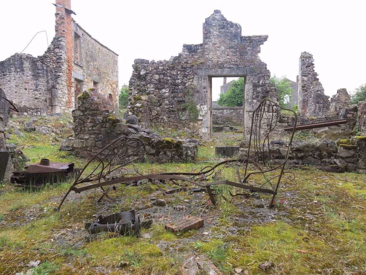 Gần 700 người ở ngôi làng Oradour-sur-Glane, Pháp bị Đức quốc xã giết chết trong một cuộc thảm sát đẫm máu năm 1944. Kể từ đó, nơi đây không còn người sinh sống.