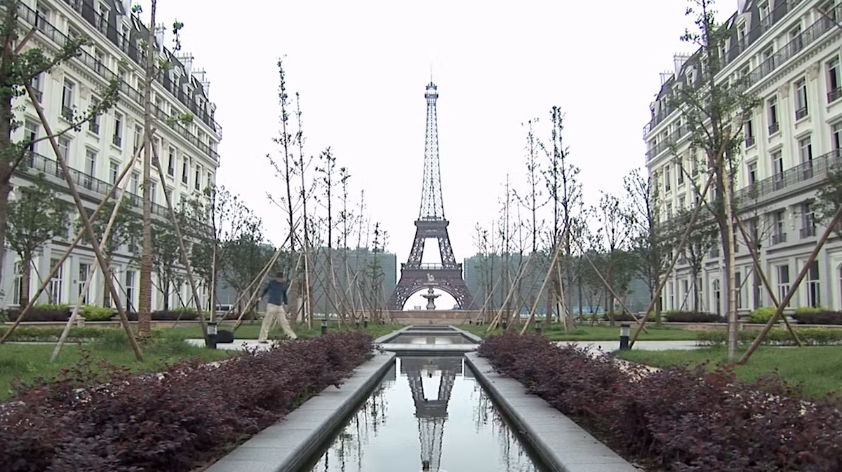 Khu dân cư Tianducheng là phiên bản Paris ở Hàng Châu, Trung Quốc được công ty bất động sản Zhejiang Guangsha bắt đầu xây dựng từ năm 2007 nhằm thu hút giới giàu có của Trung Quốc. Với những khu nhà ở dành cho 10.000 người, hiện nơi đây chỉ có khoảng hơn 2.000 người sinh sống. Chính vì vậy, rất nhiều con đường, tòa nhà ở khu dân cư Tianducheng vắng lặng đến rợn người.