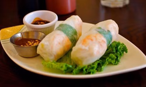 Trong khi đó, gỏi cuốn của Việt Nam được CNN xếp ở vụ trí thứ 30 trong danh sách 50 món ăn ngon nhất thế giới. Món ngon hấp dẫn này được miêu tả làm thịt lợn, bún, rau thơm cùng một số nguyên liệu khác. Tất cả được cuộn trang một lớp bánh tráng mỏng.