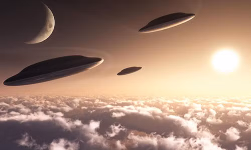 “Một máy bay Mỹ đang bay với tốc độ 926 km/giờ thì đột nhiên UFO xuất hiện và thực hiện một số động tác nhào lộn quanh máy bay, sau đó biến mất với tốc độ nhanh gấp ba lần loại có tốc độ nhanh nhất của Không quân Mỹ. Vì vậy, nó rõ ràng có công nghệ vượt xa bất kỳ thứ gì chúng ta có", ông Filer nói.