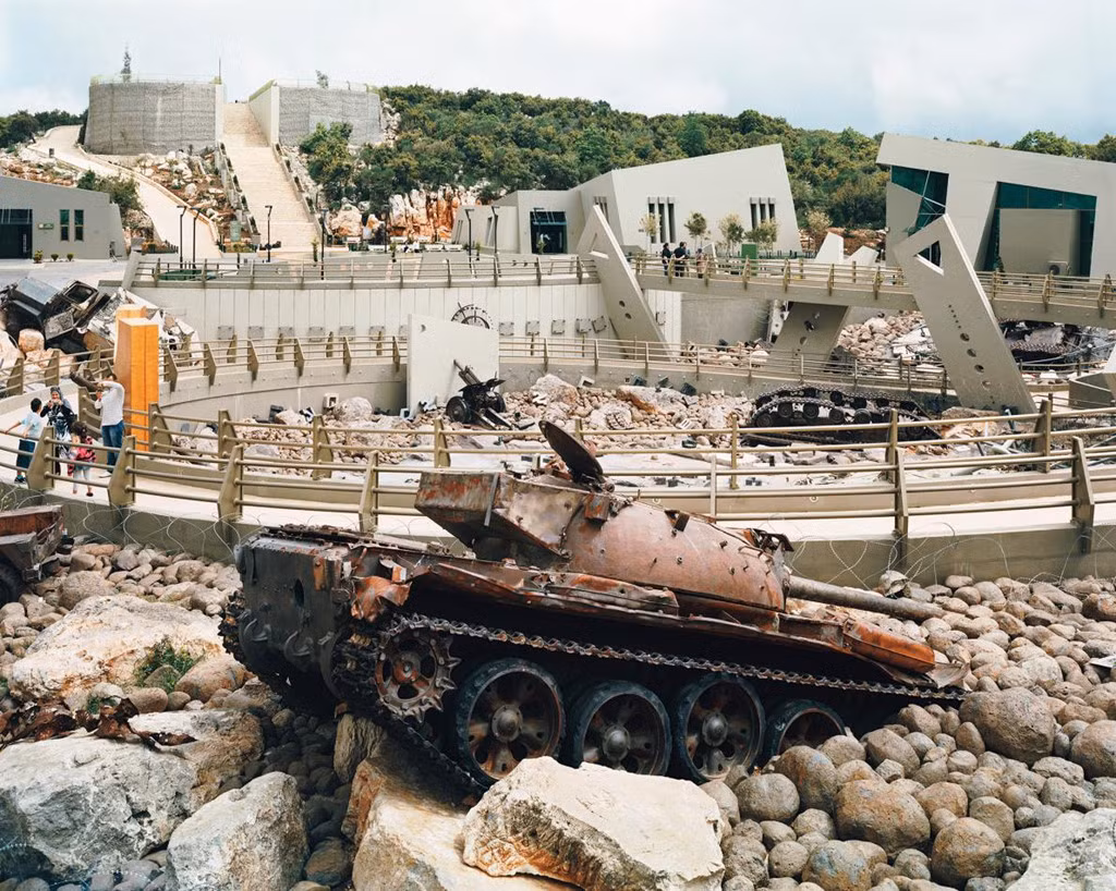 Năm 1982, Israel tấn công miền nam Lebanon sau nhiều năm căng thẳng. Một nhóm quân sự mới có tên Hezbollah đã đứng ra chống lại Israel trong cuộc chiến kéo dài 18 năm, khiến hàng nghìn dân thường thiệt mạng. Đài tưởng niệm kháng chiến được xây dựng năm 2010 ở Mleeta - căn cứ quân sự của Hezbollah, kỷ niệm 10 năm Israel rút quân (2000).