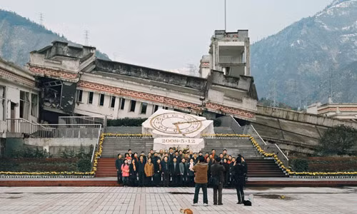 Trận động đất dữ dội năm 2008 ở tỉnh Tứ Xuyên (Trung Quốc) đã khiến gần 90.000 người thiệt mạng, trong đó có hơn 5.300 trẻ em. Bức tượng tưởng niệm các nạn nhân được khánh thành năm 2009 trước một trường trung học ở Ánh Tú - vùng tâm chấn. Kim đồng hồ dừng ở 14h28, thời điểm có các chấn động đầu tiên.