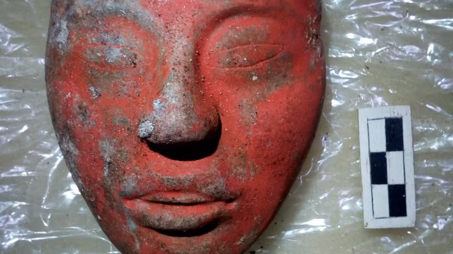 Mặc dù bên trong ngôi mộ hoàng gia này không có khắc tên của vị vua được chôn cất nhưng giáo sư Freidel và các đồng nghiệp hoài nghi đây có thể là nơi yên nghỉ của vua Te' Chan Ahk - người cai trị nền văn minh Maya vào đầu thế kỷ 4.