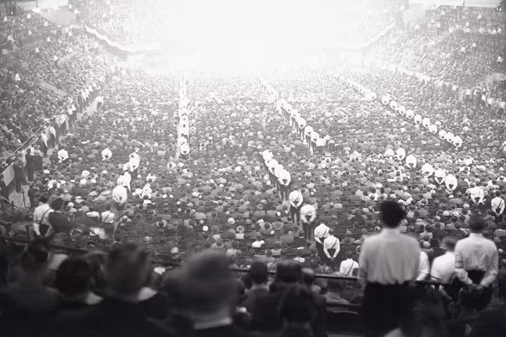 Ngay sau khi Adolf Hitler lên nắm quyền vào tháng 1/1933, lực lượng phát xít Đức Quốc xã liền củng cố quyền lực ở nước này và tìm cách mở rộng ảnh hưởng ra thế giới.