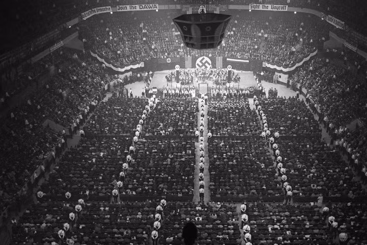 Lãnh đạo nước Đức Quốc xã đã giao cho một người Đức di cư nhiệm vụ xây dựng một tổ chức Quốc xã bên trong nước Mỹ.