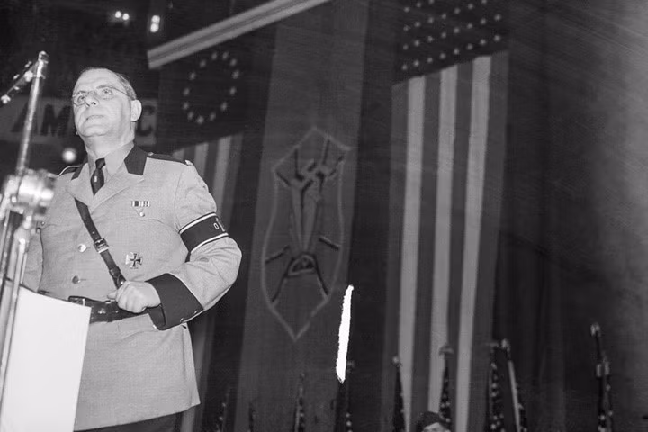 Ngày 20/2/1039, khoảng 20.000 thành viên của nhóm phát xít này tổ chức 1 cuộc tập hợp lực lượng ở khu vực tổ hợp quảng trưởng Madison. Trong ảnh là lãnh đạo Liên đoàn phát biểu.