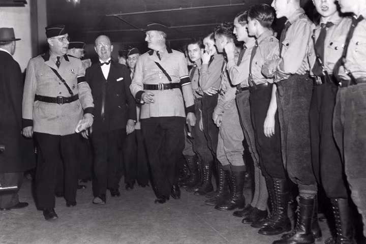 Diễn giả chính bước đến cuộc họp của Liên đoàn người Mỹ gốc Đức.