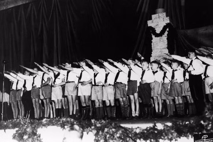Các cậu bé mặc đồng phục trong một cuộc biểu dương lực lượng của các phần tử thân Đức Quốc xã.