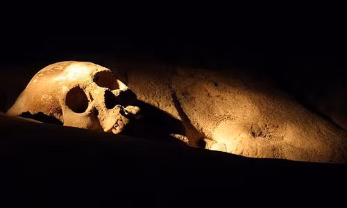 Người Maya tin rằng, bên dưới những hang sâu là nhà của Chúa, người ban cho nhân loại mưa và ban phát mùa màng bội thu. Trẻ em và phụ nữ được xem là đồ cúng thần linh tinh khiết cũng như mang lại nhiều may mắn nhất.