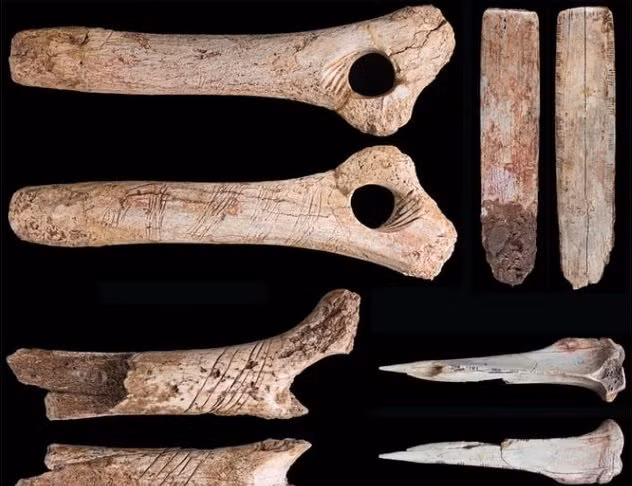 Theo kết quả nghiên cứu phóng xạ carbon, thấy xương người và xương động vật ở trong hang động này có từ cách đây khoảng 15.000 năm.