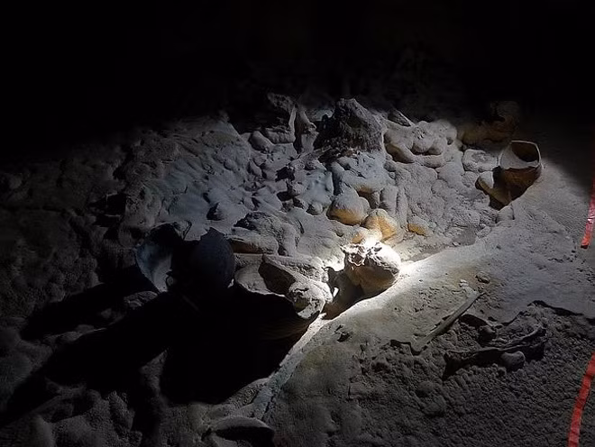 Chính vì vậy, trong những năm qua, giới chuyên gia đã tìm thấy bên số hang tế thần của người Maya như hang động có tên Actun Tunichil Muknal hay còn gọi là ATM chứa nhiều bộ xương người hơn 100 tuổi. Họ được cho là nạn nhân trong các nghi lễ rùng rợn trên.