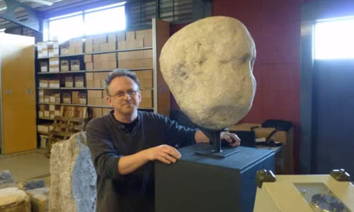 Cái đầu Bosham. Ngay cả những phát hiện gây tranh cãi nhất có thể xác minh bằng công nghệ tiên tiến. Ví dụ như chiếc đầu Bosham được tìm thấy tại Bosham, West Sussex (Anh) đã trở thành một bí ẩn lớn trong suốt 2 thế kỷ. Các chuyên gia không thể biết được đây là bức tượng mô tả ai vì sự bào mòn nghiêm trọng.