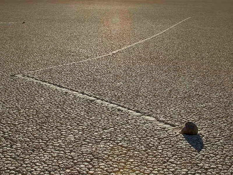 Theo đó, người này chứng minh rằng các hòn đá ở nơi đây có một lớp băng bọc bên ngoài vào mùa đông. Khi băng tan ra, các hòn đá trượt đi trên cát nhờ gió.