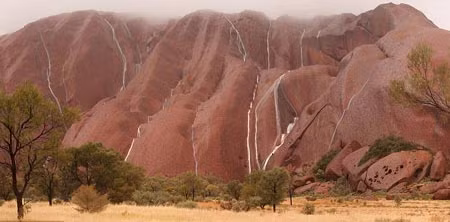 Chính vì vậy, du khách có thể nhìn thấy ngọn núi này từ trên máy bay.
