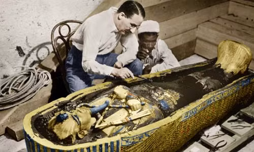 Mặc dù ngôi mộ của vị vua Ai Cập này khá nhỏ nhưng bên trong có chứa hơn 2.000 hiện vật giá trị, trong đó có mặt nạ vàng của pharaoh Tutankhamun.