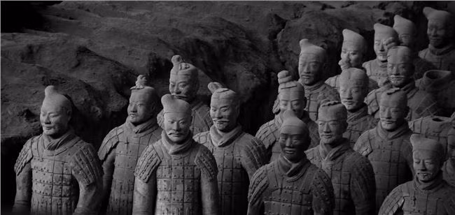 Đội quân đất nung trong lăng mộ Tần Thủy Hoàng lần đầu tiên được phát hiện là ngày 29/3/1974. Đây là phát hiện quan trọng trong giới khảo cổ. Theo các chuyên gia, ước tính có hơn 8.000 tượng binh sĩ bằng đất nung. Những bức tượng này có khuôn mặt, kích cỡ, màu sơn... sống động như một đội quân thật.