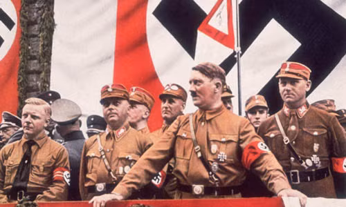 Những tài liệu mới được Mỹ giải mật ghi lại sự kiện vào năm 1955, trưởng Bộ phận bán cầu Tây của CIA nhận được một tài liệu bí mật có tên “Hoạt động: Adolf Hitler”. Theo nội dung tài liệu này, trùm phát xít Hitler đã không tự sát khi Hồng quân Liên Xô tấn công vào Berlin năm 1945 như mọi người vẫn nghĩ.