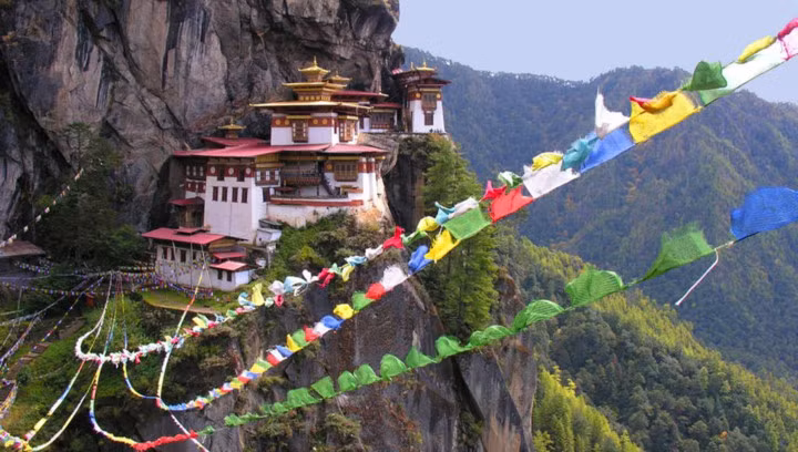 Tu viện Taktsang Palphug, thung lũng Paro, Bhutan. Một ngôi chùa Phật giáo 300 năm tuổi nhìn xuống thung lũng Paro từ độ cao 1.000 mét, được xây dựng để bảo vệ cái động - nơi mà theo truyền thuyết, Guru Padmasambhava đã trải qua 3 năm, 3 tháng, 3 ngày và 3 giờ thiền định.
