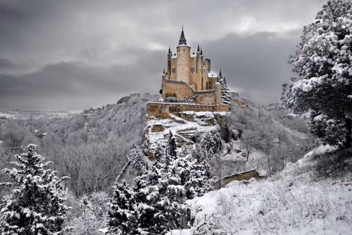 Lâu đài Alcazar of Segovia, Tây Ban Nha. Mọi người yêu thích lâu đài, đặc biệt vào mùa đông, khi lâu đài được phủ một lớp tuyết mỏng trông đẹp đến ma mị. Tòa lâu đài huyền ảo trông như một con tàu.