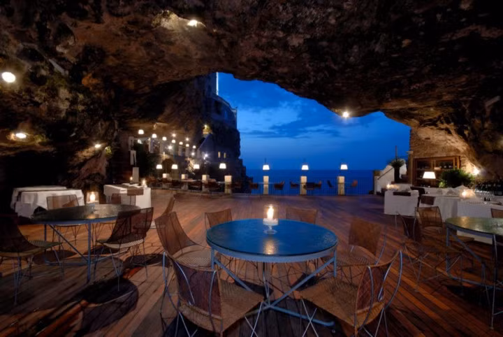 Nhà hàng Grotta Palazzese, Ý. Nhà hàng tuyệt vời với góc nhìn độc đáo, đẹp mê hồn này tọa lạc trong một hang động của bãi biển Polignano a Mare - dành cho những lữ khách may mắn được khám phá thị trấn miền núi nên thơ ở Đông Nam nước Ý này.