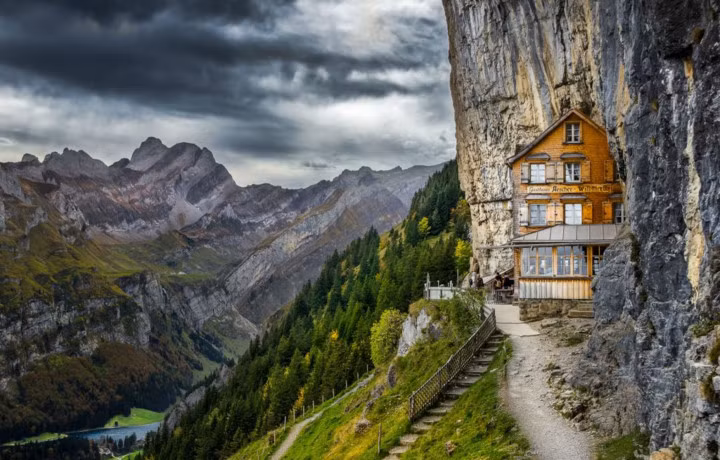 Núi đá Aescher, Thụy Sỹ. Một khách sạn rất phong cách ở bên cạnh một ngọn núi đá sừng sững và đối diện là triền núi đá sắc nhọn. Không TV, internet hoặc wi-fi, hãy gấp sách lại và chuẩn bị sẵn sàng cho chuyến phiêu lưu bởi vì những con đường gần Aescher sẽ dẫn du khách tốt số đến những điểm tuyệt đẹp đáng kinh ngạc.