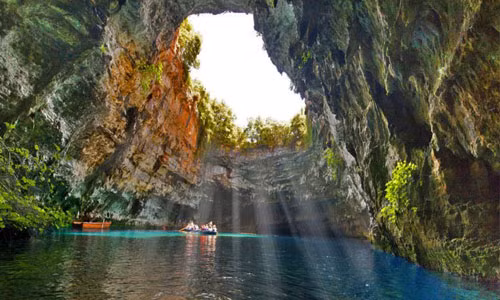 Động Melissani, Kefalonia, Hy Lạp. Người Hy Lạp cổ tin rằng động Melissani là nơi trú ngụ của nữ thần sông nước, có vẻ đẹp không thể tả bằng lời, chuyên lôi kéo những người đàn ông vào trong động và dìm chết họ. Địa điểm độc đáo này vô cùng đẹp khi nó được chiếu sáng dưới ánh mặt trời.
