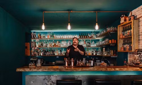 Borgo San Frediano, Florence, Ý: nằm cạnh sông Arno, bên ngoài thành phố Florence hiện đại, Borgo San Frediano thu hút khách du lịch đến tham quen ngôi làng chính bởi cảm giác đi bộ trên những cây cầu tuyệt đẹp. Đây là một trong những khu phố nổi tiếng bạn nên ghé thăm một lần trong đời.