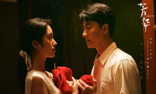  Bộ phim Phương Hoa do đạo diễn Phùng Tiểu Cương chỉ đạo nói về mối tình trong một đoàn văn nghệ giữa Lưu Phương (Hoàng Hiên) và Hà Tiểu Bình (Miêu Miêu).