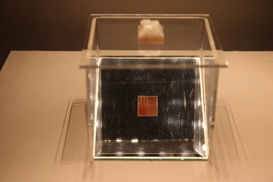 Một chiếc ấn bằng ngọc được trưng bày trong buổi triển lãm.