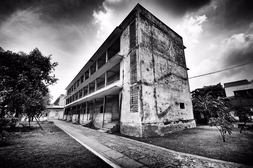 Nhà tù S21 (Campuchia): Nhà tù S21 ban đầu là một trường trung học nhưng đã được chế độ Khmer Đỏ do Pol Pot lãnh đạo biến thành một trung tâm tra tấn, tra vấn vào năm 1976. Trong số 14.000 người bị giam trong nhà tù này, chỉ có 7 người còn sống sót. Ngày nay, nơi này được biết đến như Bảo tàng Diệt chủng Tuol Sleng, đón hàng triệu du khách mỗi năm. Ảnh: Agron Dragaj photography.