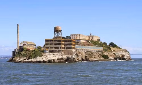 Nhà tù liên bang Alcatraz được coi là một trong những nơi đáng sợ nhất trên thế giới, giam giữ tội phạm khét tiếng. Nhà tù khét tiếng này nằm trên hòn đảo cùng tên, ngoài khơi bờ biển San Francisco (Mỹ). Vì nằm cách xa bờ, trong khu vực nước lạnh, dòng chảy mạnh và nhiều sương mù, Alcatraz từng được coi là nhà tù có hệ thống an ninh mạnh nhất từ 1934-1963. Sau khi đóng cửa năm 1963, nhà tù này trở thành điểm đến yêu thích cho du khách khắp mọi nơi trên thế giới. Ảnh: Amazonaws.