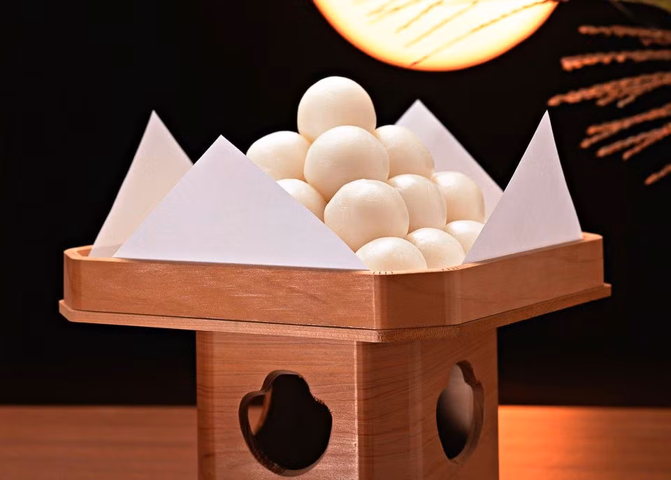 Vào dịp này, người dân Nhật Bản thường ăn bánh bao Tsukimi dango (bánh mặt trăng). Thêm nữa, người dân sẽ mặc trang phục truyền thống để tới Chùa lễ Phật.