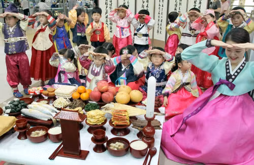Trong khi đó, Tết Trung thu ở Hàn Quốc được gọi là Chuseok. Đây là một lễ hội thu hoạch lớn và thường được tổ chức từ những đêm trước ngày rằm và chỉ kết thúc sau ngày 15/8 âm lịch.