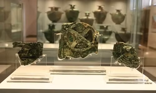 Antikythera gây bất ngờ khi có thể phỏng đoán vũ điệu của mặt trời và mặt trăng trong hàng thập kỷ và tính toán khoảng cách giữa mặt trăng và trái đất.