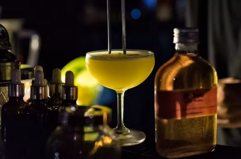Nhấm nháp cocktail lúc 21h30: Hà Nội có vô vàn quán bar phục vụ cocktail. Bạn có thể ngồi ở một quán ven hồ Trúc Bạch, nhấm nháp những món đồ uống cổ điển và tận hưởng một buổi tối thư thái, trọn vẹn. Ảnh: Lee Starnes