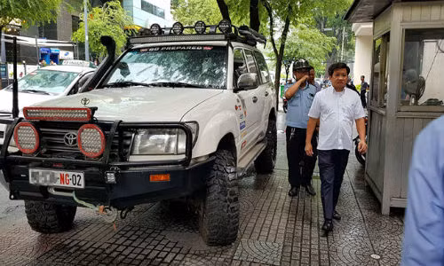 Ong Doan Ngoc Hai noi ly do khong cau xe bien so ngoai giao dau via he