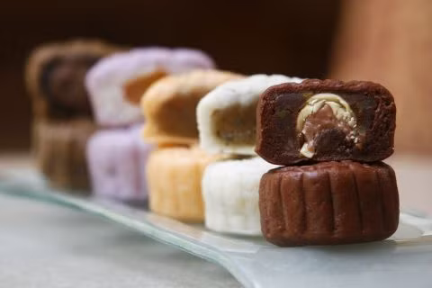 Vào Tết Trung thu, bánh trung thu và dưa hấu là những thứ không thể thiếu vào ngày lễ quan trọng này. Những chiếc bánh trung thu có hình tròn. Theo quan niệm của người Trung Quốc, hình tròn tượng trưng cho sự chọn vẹn.