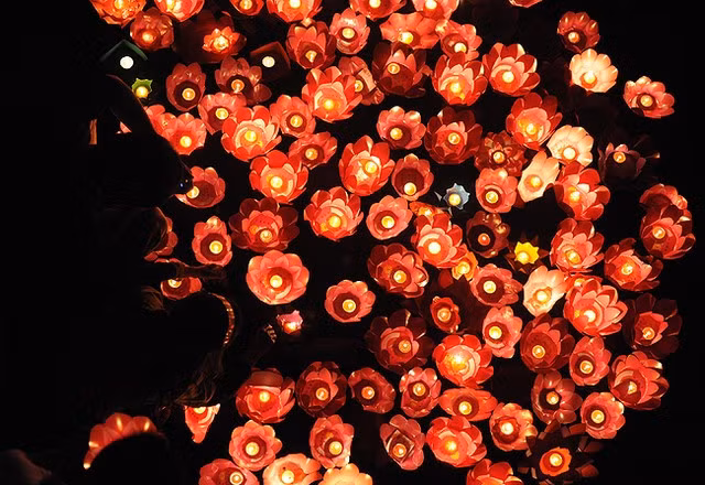 Người Trung Quốc còn thực hiện thả đèn xuống sông trong ngày Trung thu. Trước khi thả đèn, người ta sẽ thành tâm cầu nguyện, để chiếc đèn mang những ước nguyện của họ đi xa và cầu mong chúng trở thành sự thật.