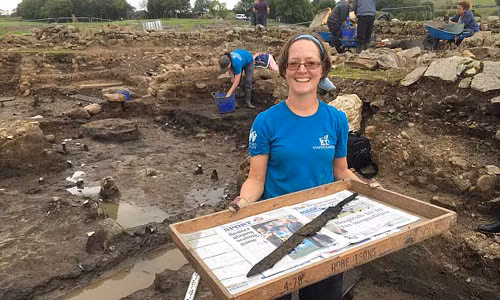 Tình nguyện viên Sarah Baker hào hứng khi tìm thấy một trong những thanh kiếm của binh sĩ La Mã tại địa điểm khảo cổ.
