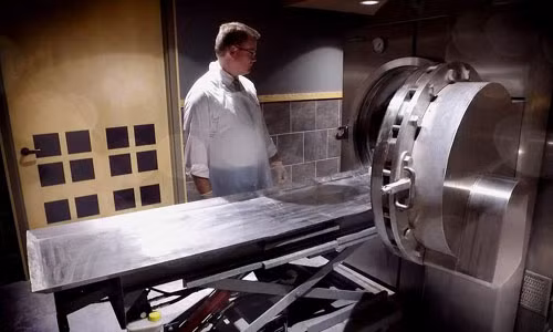 Theo đánh giá của các chuyên gia, hình thức mai táng thiêu xác bằng nước thân thiện với môi trường. Bởi lẽ, người ta sử dụng dung dịch kiềm cùng kali hydroxit để phân hủy mô, cuối cùng chỉ để lại phần xương người chết.