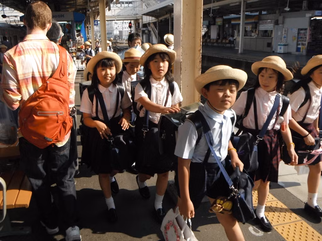 Kết quả kiểm tra tại bệnh viện cho thấy những em học sinh này có phản ứng dương tính với norovirus - loại siêu virus gây ra các bệnh về đường ruột hay còn gọi là “cúm dạ dày”.