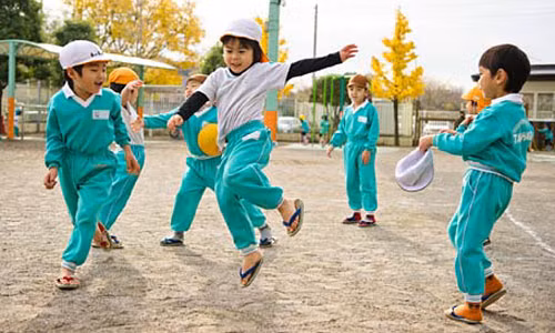 Những học sinh và giáo viên này bị đau bụng và nôn sau khi ăn cùng thực đơn bữa trưa do một cơ sở nấu ăn được thành phố Tachikawa hỗ trợ, cung cấp.