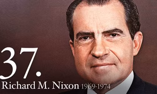  Tổng thống Mỹ Richard Nixon tốt nghiệp Cao đẳng Whittier với thành tích học tập đứng thứ 2 trong lớp. Ông còn giữ thành tích học tập đứng thứ 3 trong lớp khi tốt nghiệp trường Luật thuộc ĐH Duke.
