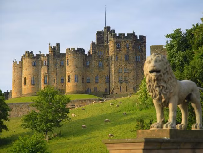 Lâu đài Alnwick, vùng Northumberland, Anh: Lâu đài Alnwick được xây dựng sau cuộc xâm lược Anh của người Norman và là nơi ở của gia đình Northumberland trong 700 năm. Lâu đài từng được chọn làm bối cảnh cho trường phù thủy Hogwarts trong phim về phù thủy Harry Potter. Ảnh: Escape.