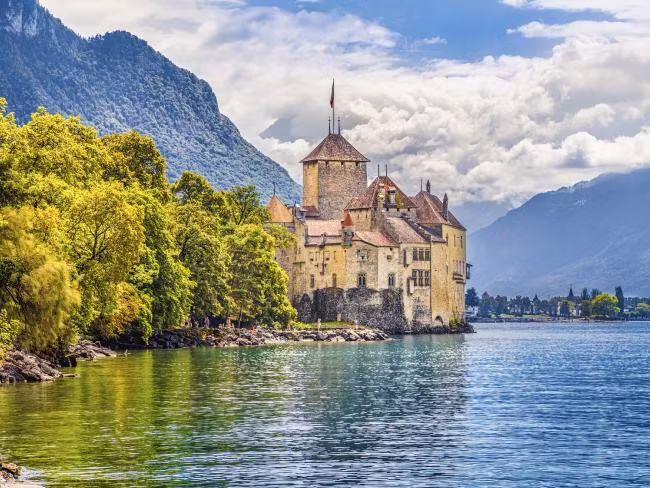 Lâu đài Chillon, Montreux, Thụy Sỹ: Lâu đài Chillon nằm trên bờ đá hồ Geneva, cách thành phố Montreux 3 km thu hút 350.000 khách du lịch mỗi năm. Lâu đài bao gồm 100 tòa nhà độc lập đã được liên kết để trở thành một khu thống nhất. Du khách tới đây có cơ hội được chiêm ngưỡng bức tranh tường có từ thế kỷ 14, các hội trường và phòng ngủ. Lâu đài còn là một nhà tù nổi tiếng giam giữ tù nhân Bonivard từ năm 1530 đến 1536. Vào năm 1816, thi sĩ Lord nhắc đến trong những bài thơ viết về tù nhân của lâu đài (1816) với sáng tác "Người tù của Chillon". Ảnh: Escape.
