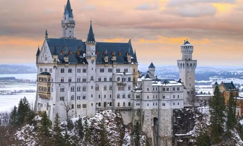 Lâu đài Neuschwanstein, Bavaria, Đức: Nằm trên một ngọn đồi ở Bavaria gần biên giới Áo, Neuschwanstein là hình ảnh về lâu đài hoàng gia trong cổ tích. Tòa lâu đài cổ này còn là nguồn cảm hứng cho lâu đài Sleeping Beauty tại Disneyland và biểu tượng của hãng phim Disney. Neuschwanstein được vua Ludwig II của Bavaria xây dựng, nhưng ông đã qua đời trước khi công trình này hoàn tất. Lâu đài mở cửa cho công chúng tham quan từ năm 1886 và hiện nay là một trong những địa điểm thu hút du khách nhất ở châu Âu với hơn 1,4 triệu du khách ghé thăm mỗi năm. Nằm tại khu vực hẻo lánh, cách Munich 120 km về phía Nam lâu đài vẫn nguyên vẹn sau khi trải qua hai cuộc chiến tranh thế giới. Ảnh: Escape.